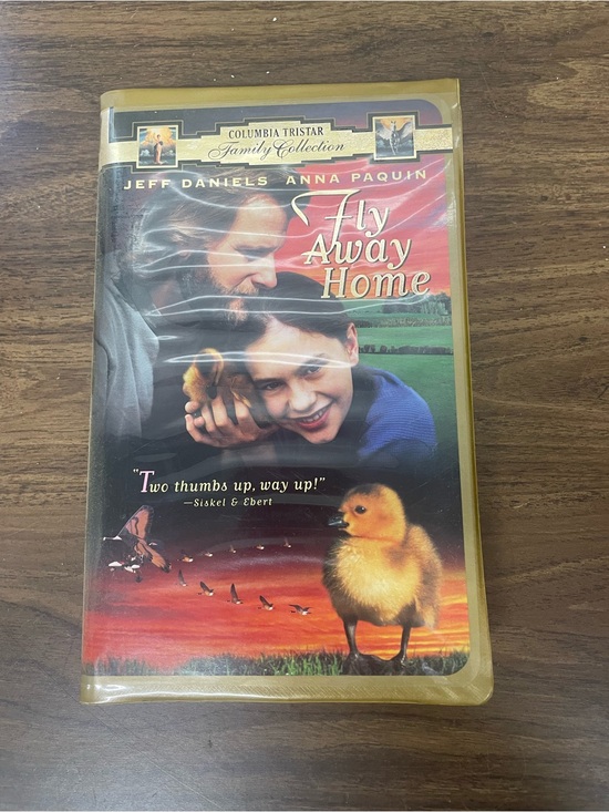 Other - Vintage Fly Away Home VHS 1997 Columbia TriStar Clamshell Case